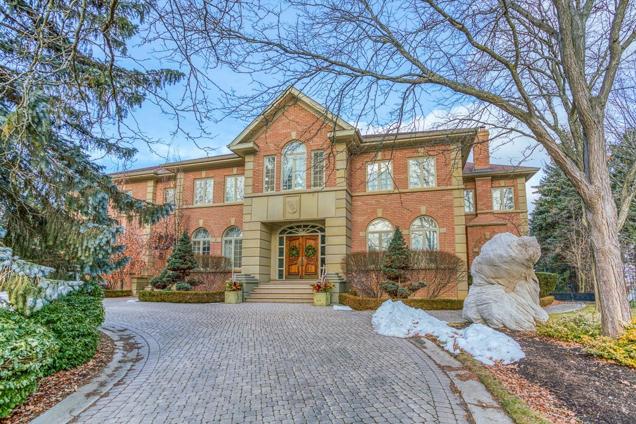 Mansion for sale in Richmond Hill has an indoor pool with a